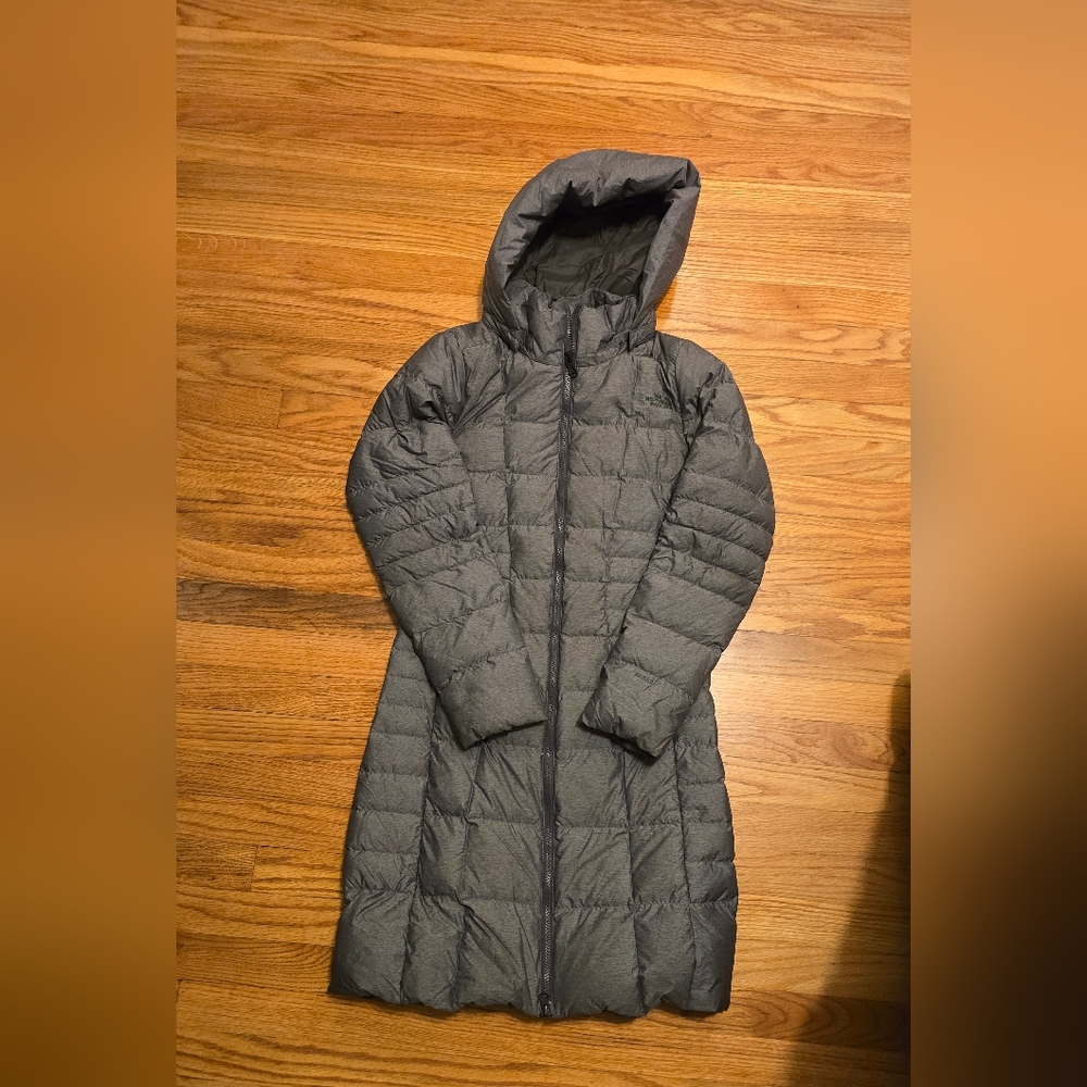 The North Face Gray Puffer Jacket with Hood and Quilted Design